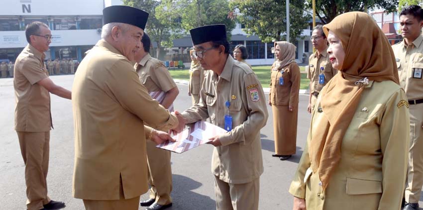 Bupati Malang Drs HM Sanusi MM saat menyerahkan SK Pensiun. (Sur)