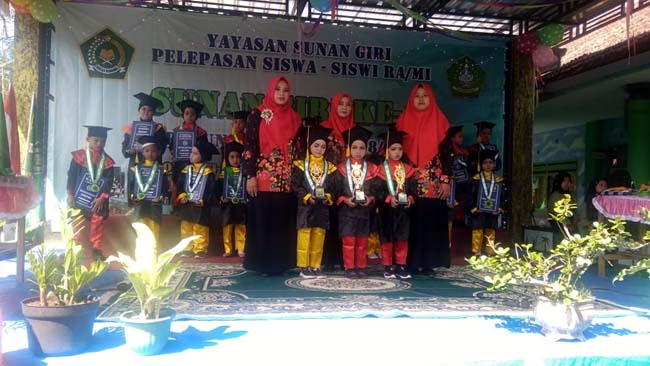 Pelepasan Siswa RAMI Sunan Giri Ringinsari Sumawe Diwarnai Rasa Haru dan Tetes Air Mata