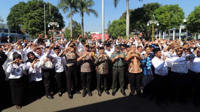 Plt Bupati Malang HM Sanusi saat memimpin Apel Deklarasi Cakades. (Istimewa)