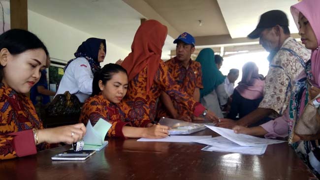 JEBOL ANDUK : Prosesi Jebol Anduk di Desa Rejoyoso Bantur. (H.Mansyur Usman/Memontum.Com)