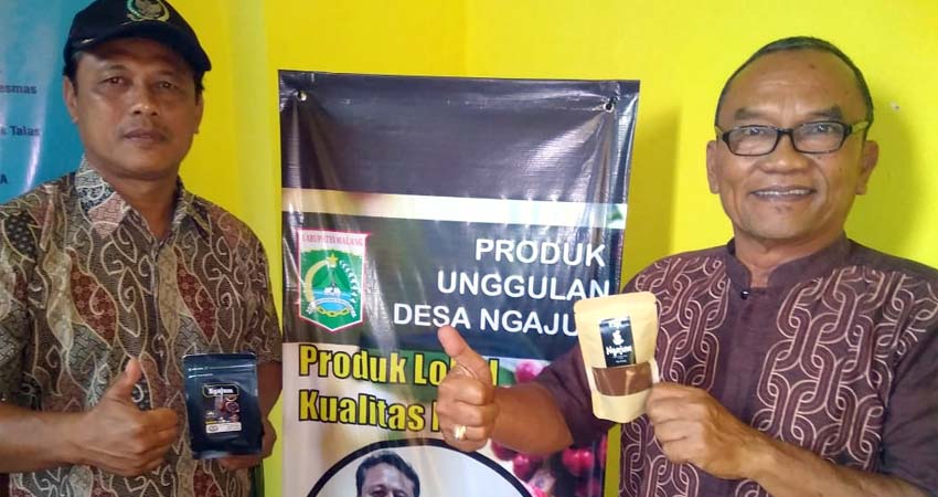 IPOK : Setyo Adi Kades Ngajum dan Yancho Nardi Direktur Bumdes Ageng Makmur Pamerkan Kemasan Kopi Bubuk. (sur)