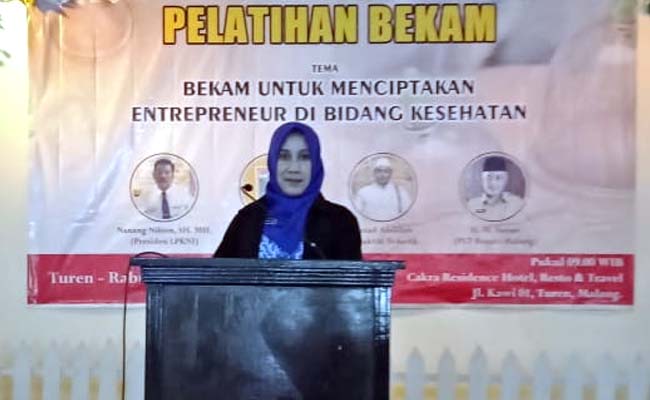 SAMBUTAN : Wiwik Eka W.S.Pd Ketua Panitia Pelaksana Beri Sambutan. (H Mansyur Usman/Memontum.Com)