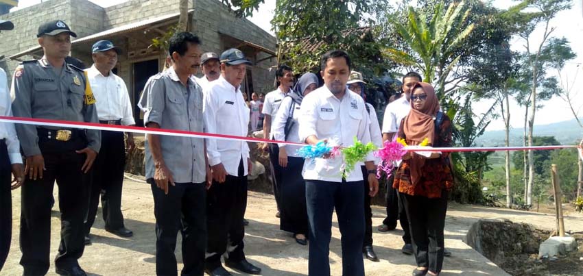 Rahmat Yuniman Kabid Penta Disnaker Kabupaten Malang lakukan pemotongan pita dan tinjau lokasi Rabat Betton (Ist)