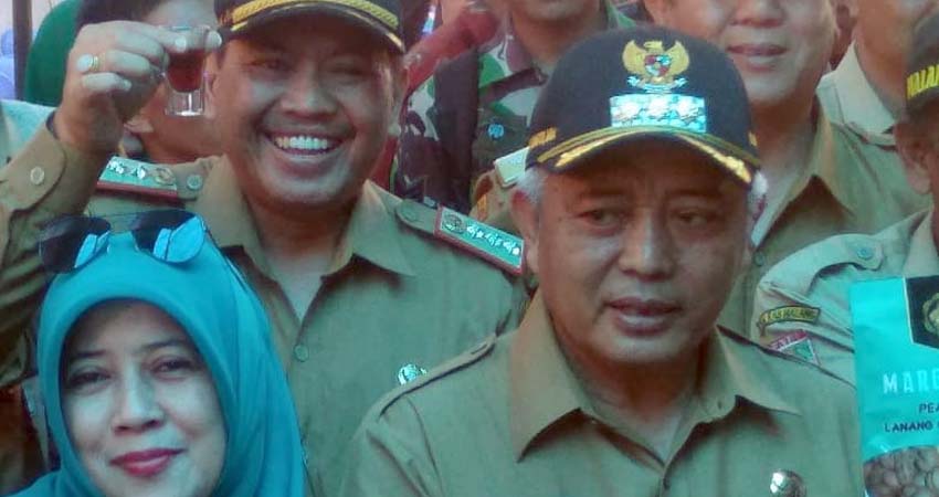 Bupati Malang Drs HM Sanusi MM bersama Ketua TP PKK Kabupaten Malang Hj.Anis Zubaidah Kunjungi Joglo Kopi Maragading. (sur)