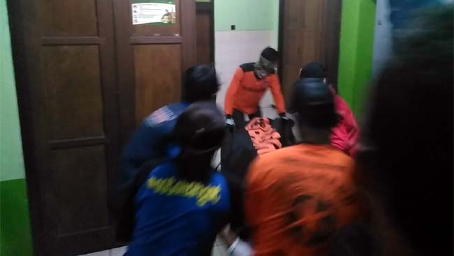 PULANG : Jenazah korban sampai di kamar jenazah Celaket. (sos)