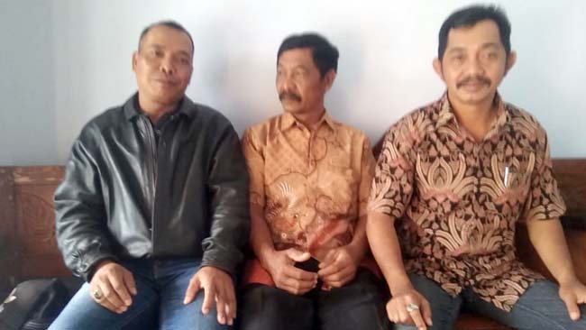 Dari Kiri, Yadiono, Sutrisno Ketua BPD dan Sulikan Ketua Panitia Pilkades Sonowangi. (H Mansyur Usman/Memontum.Com)