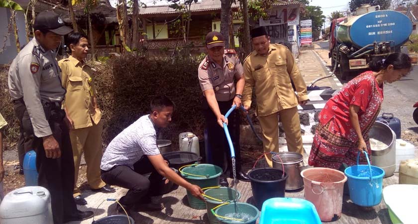 Kapolsek Gedangan AKP Irawan Tjatur P salurkan air bersih untuk warga Dusun Sumbernanas. (H Mansyur Usman/Memontum.Com)