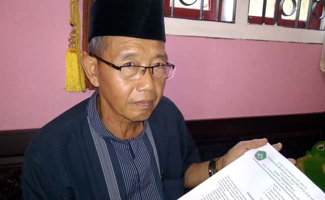 SIAP : Abdul Rohim Kepala MI Raudlatul Falah Talok Kecamatan Turen siap kirim surat sangkalan. (Sur)