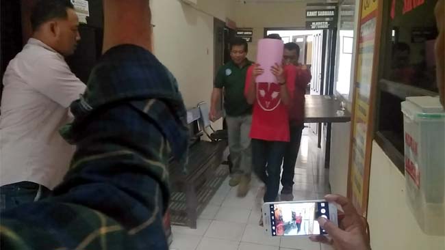 ABG : Tersangka di bawah umur dewasa dibawa ke Polres Malang. (sos)