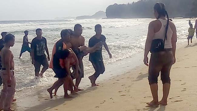 Main Bola, Tersambar Ombak Pantai Ngantep