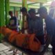 TIBA : kasun Sukosari, Sumariyanto membantu penurunan jenazah korban. (sos)