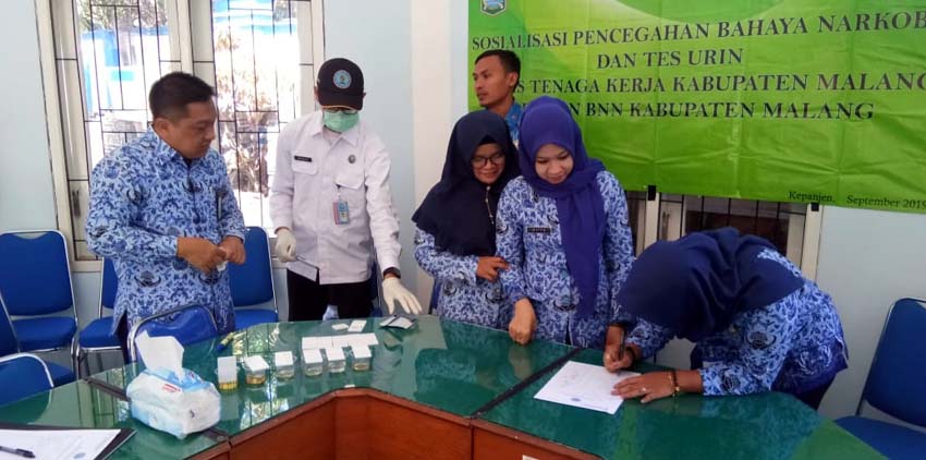 Pelaksanaan tes urin di Kantor Dinas Tenaga Kerja Kabupaten Malang. (sur)