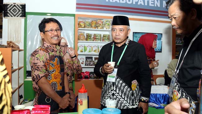 PROMOSI : Plt. Bupati Malang, Drs. H.M. Sanusi, MM saat mempromosikan produk unggulan Kabupaten Malang di Apkasi Otonomi Expo di Jakarta. (Humas)