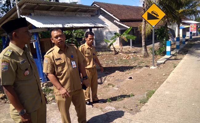 CEK : Subur Hutagalung SH, Kadis Pertahan Kabupaten Malang di Lokasi Pelebararan Jalan. (H Mansyur Usman/Memontum.Com)