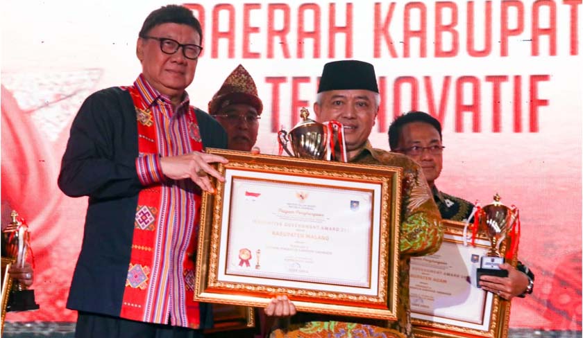 Mendagri Tjahjo Kumolo (kiri) saat menyerahkan piagam penghargaan IGA Award 2019 kepada Bupati Malang HM Sanusi (kanan), di Hotel Borobudur Jakarta. (Istimewa/Humas)