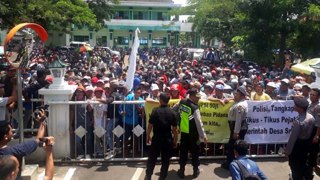 Ribuan Demonstran Srimulyo Berlanjut ke Kejaksaan