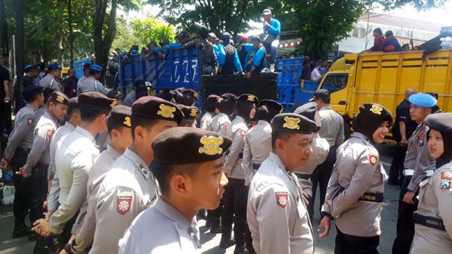 Ribuan Warga Srimulyo Dampit Luruk Polres Malang