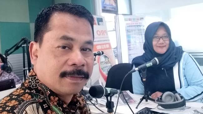 Drs.Suwadji S.IP.M.Si Kepala Dinas Pemberdayaan Masyarakat Desa Kabupaten Malang Dalam Acara Dialok Interaktif Bersama Reporter RRI Malang