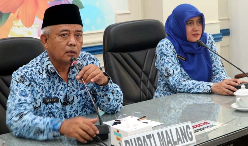 Bupati Malang Drs HM Sanusi MM didampingi Plt Dinkes Pemkab Malang, Ratih Maharani. (Sur)