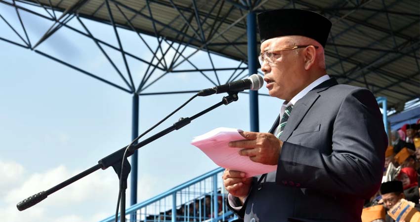 Bupati Malang Drs HM Sanusi MM Bertindak Selaku Irup Dalam Upacara Peringatan Hari Pahlawan di Stadion Kanjuruhan. (sur)