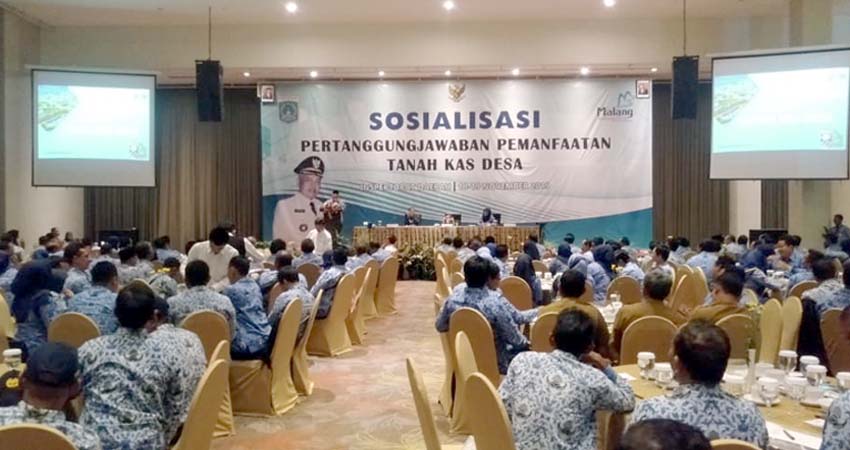 Bupati Malang Drs HM Sanusi MM dalam acara sosialisasi pertanggungjawaban pemanfaatan tanah kas desa. (Sur)