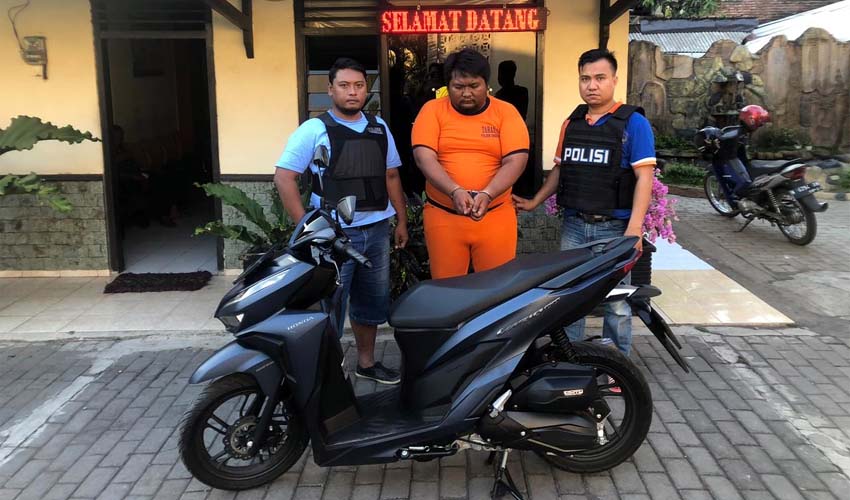 GEMUK : Tersangka Fahmi diapit petugas Polsek Singosari dan barang bukti motor curian. (ist)