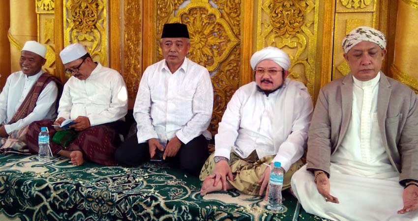 Bupati Malang Drs HM Sanusi MM Bersalawat. (sur)