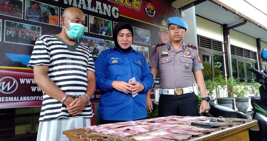 Kades Ngadireso berbaju tahanan di Polres Malang. (Ist)