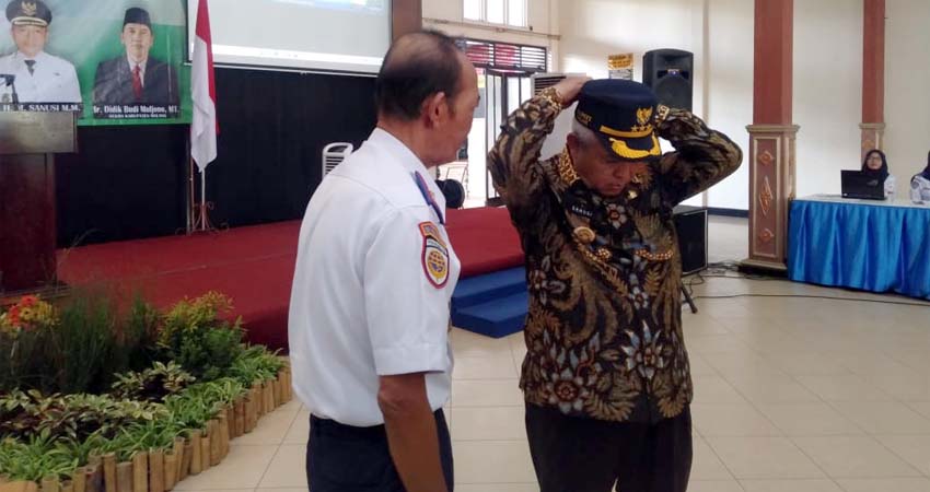 Bupati Malang Drs HM Aanusi MM terima topi LLAJ secara simbolis dari Kadishub Hafi Lutfi. (sur)