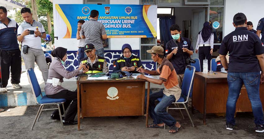 Tes Urine Sopir Angkutan Umum di Terminal Dampit. (Sur)