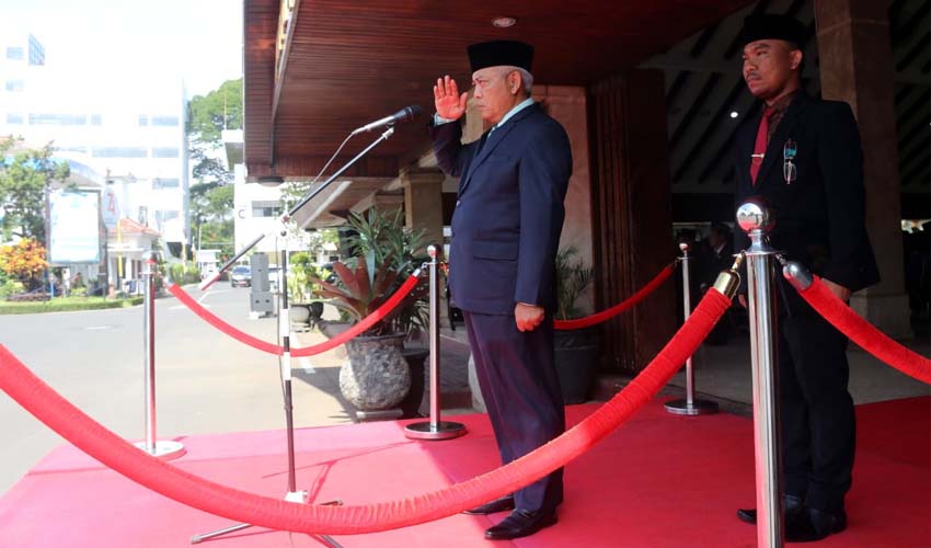 Bupati Malang Drs HM Sanusi MM, Pimpin Upacara PHI di Pendopo Agung Kota Malang. (sur)