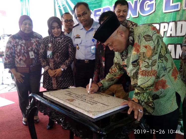 Bupati Malang Drs HM Sanusi MM resmikan Gedung LTSA dengan penandatanganan. (sur)