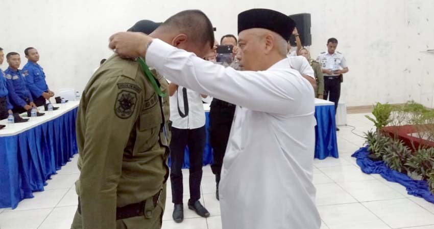 Bupati Malang Drs HM Sanusi MM Canangkan Kartu Peserta Bimtek Secara Simbolis. (sur)