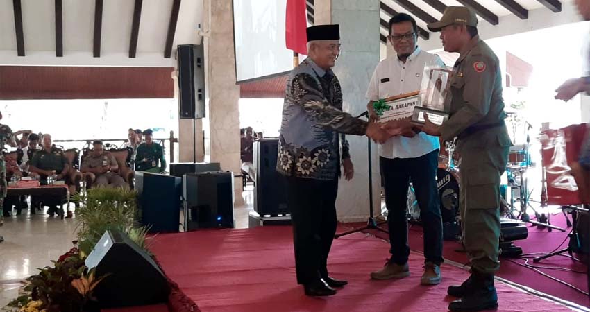 Bupati Malang Drs HM Sanusi MM dalam acara sarasehan di Pendopo Kabupaten Malang. (ist)