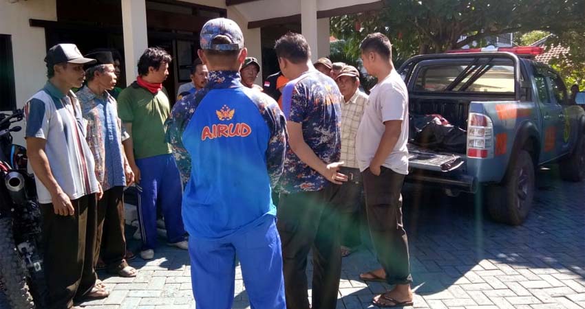 EVAKUASI : Jenazah dievakuasi dan langsung dibawa ke rumah duka di Donomulyo. (humas Polres Malang)