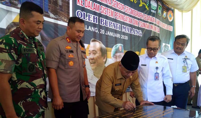 Bupati Malang Drs HM Sanusi MM Tandatangani Prasasti Peresmian Pengoperasian GEJI di Gedangan. (sur)