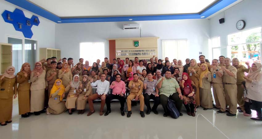 Keluarga Besar Disnaker Kabupaten Malang Bersama Tamu Undangan. (Ist)