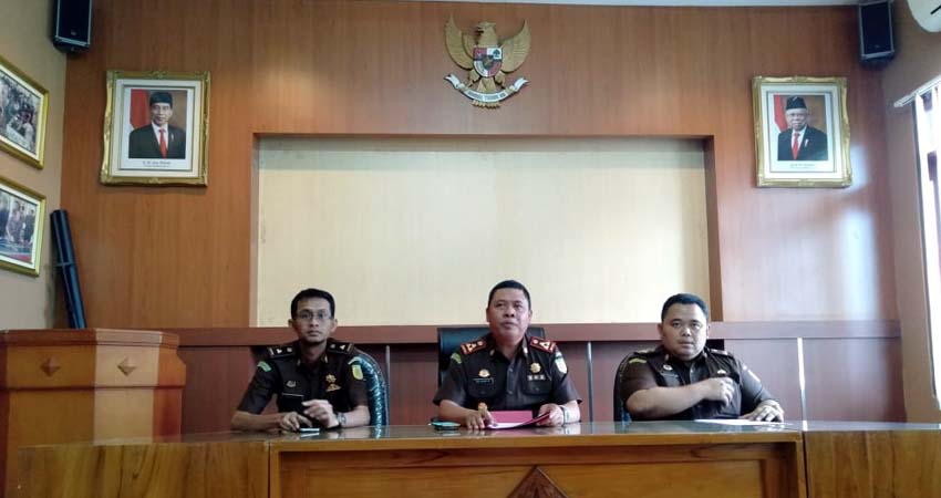 Kepala Kejaksaan Negeri Kabupaten Malang, Abdul Qohar AF (tengah) saat konferensi pers di kantor kejaksaan setempat. (Sur)