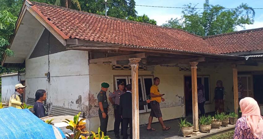 LOKASI : Petugas di rumah terduga penyekap anak. (Humas Polres Malang)