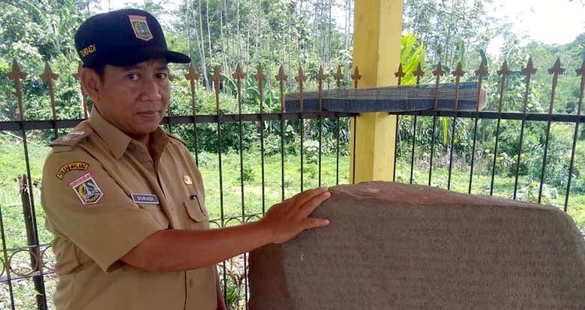 H Duriadi Kepala Desa Tanggung di lokasi Prasasti Watu Godek. (sur)