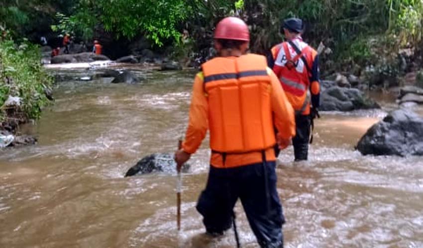 Petugas saat melakukan penyisiran sungai. (Istimewa)