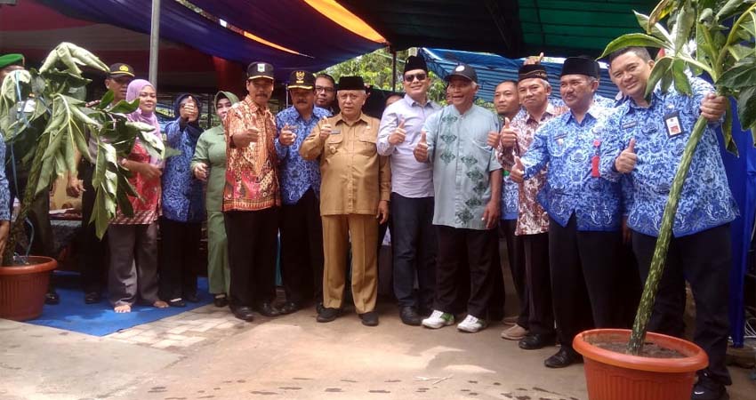 Bupati Malang Drs HM Sanusi MM, Kepala Dinas Tanaman Pangan Pertanian dan Holtikultura (DTPHP) Kabupaten Malang Dr Ir Budiar Anwar MSi Bersama Dinas Terkait. (Sur)