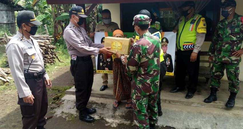 Door to Door, Polsek Tajinan Bagi Sembako, Ada Nenek Sebatang Kara Terima Bantuan