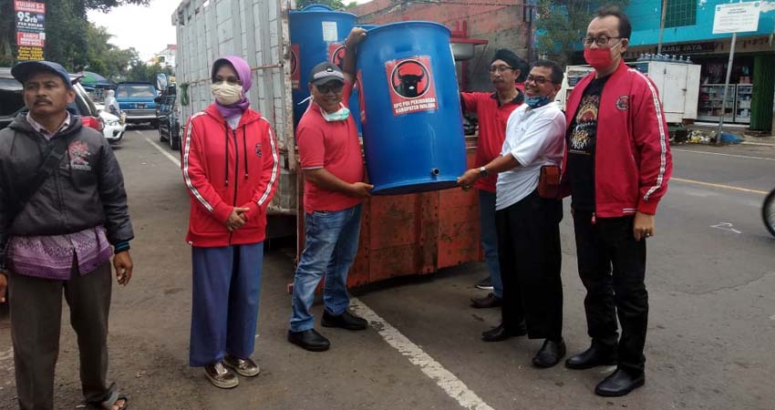 PDIP Kabupaten Malang Pasang Wastafel Portabel di Pasar Tradisional