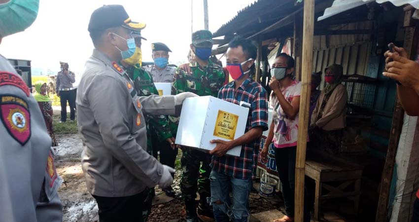 Polri Peduli Dampak Covid-19, Kapolres Malang Blusukan ke Perkampungan Bagikan Bantuan