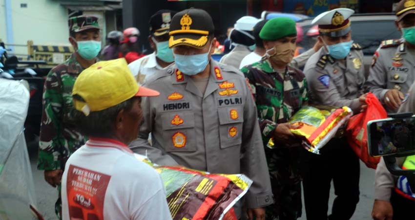 Senyuman Tukang Becak Terima Sembako Kapolres Malang