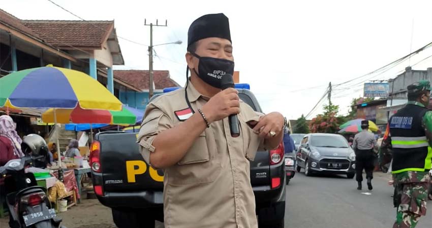 Bersama Muspika,Darianto S.Sos Camat Donomulyo Saat Bersosialisasi di Pasar Tradisional Donomulyo. (ist)