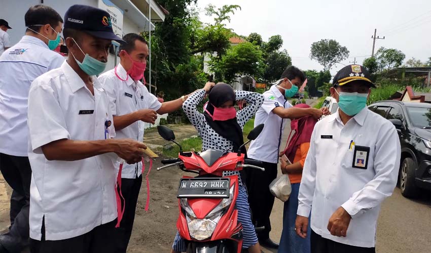 Camat Gedangan Yateno SH bersama staf dalam acara pembagian Masker. (Ist)