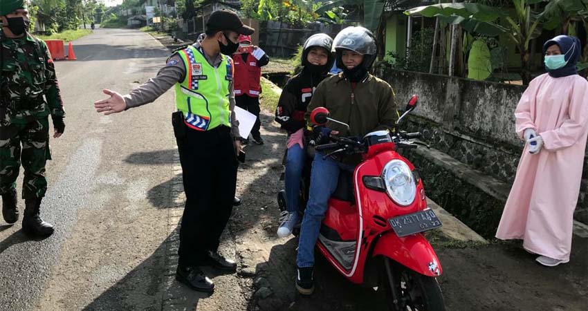 Pemeriksaan Kendaraan di Posko Perbatasan Kabupaten Lumajang. (sur)