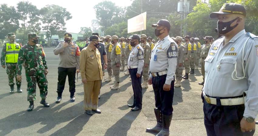 Bupati Malang, Kapolres Malang, dan Dandim 0818 saat meninjau kesiapan pasukan. (ist)